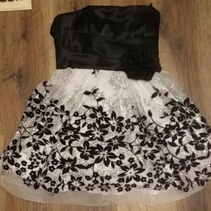 A black and white dress dress